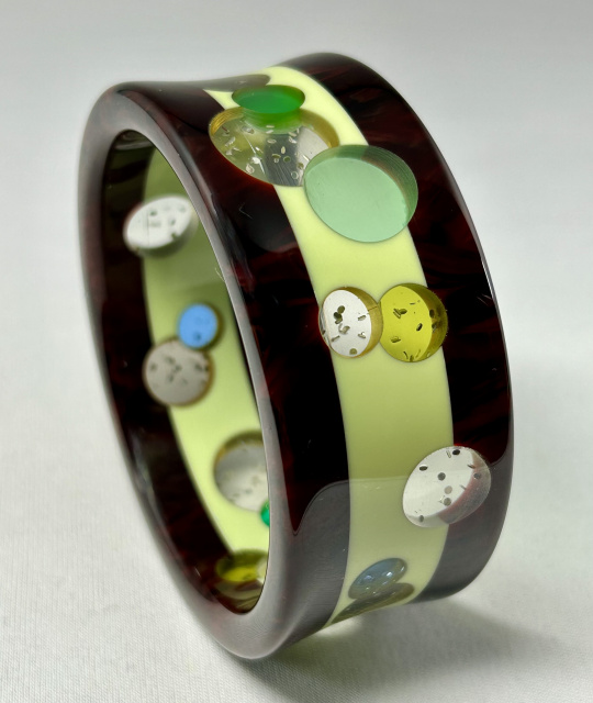 AP6 avocado & mahogany bakelite bangle with mc dots