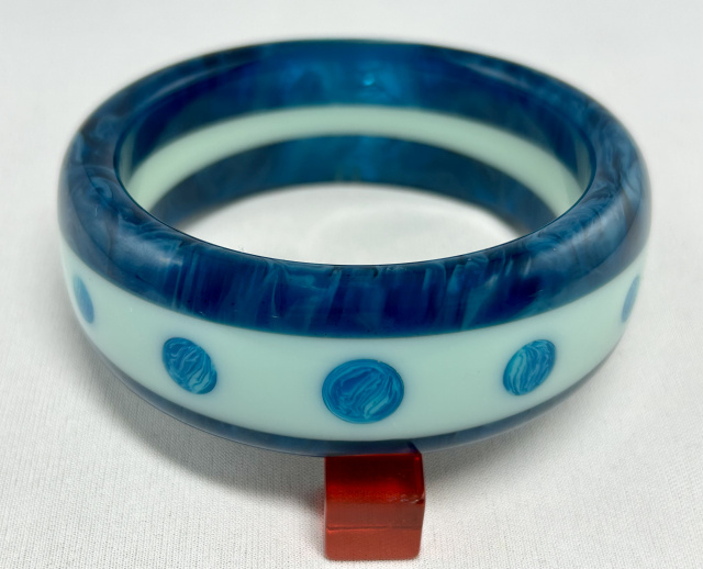 AP7 marbled transparent sapphire/baby blue/blue moon dots bakelite bangle