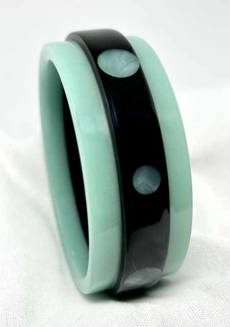 APM17 Maiden aqua blue and colbalt dotted bakelite bangle