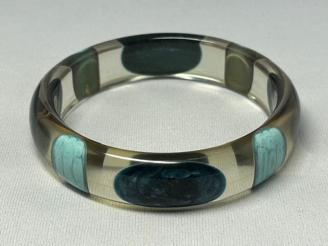 BW3 Applejuice bakelite bangle with blue oval dots