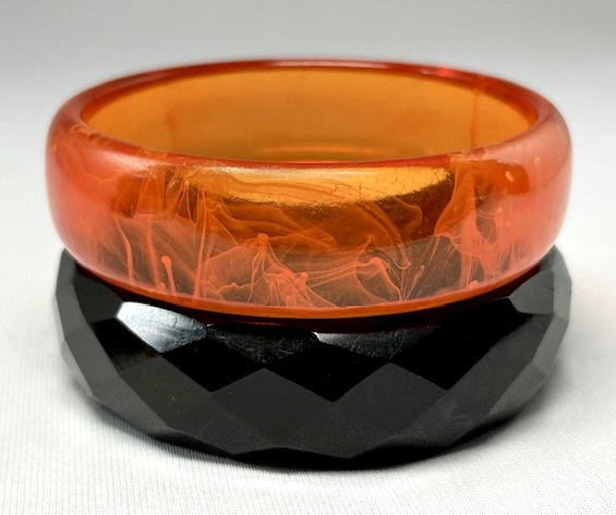 BBU6 transparent orange & faceted black bakelite bangles